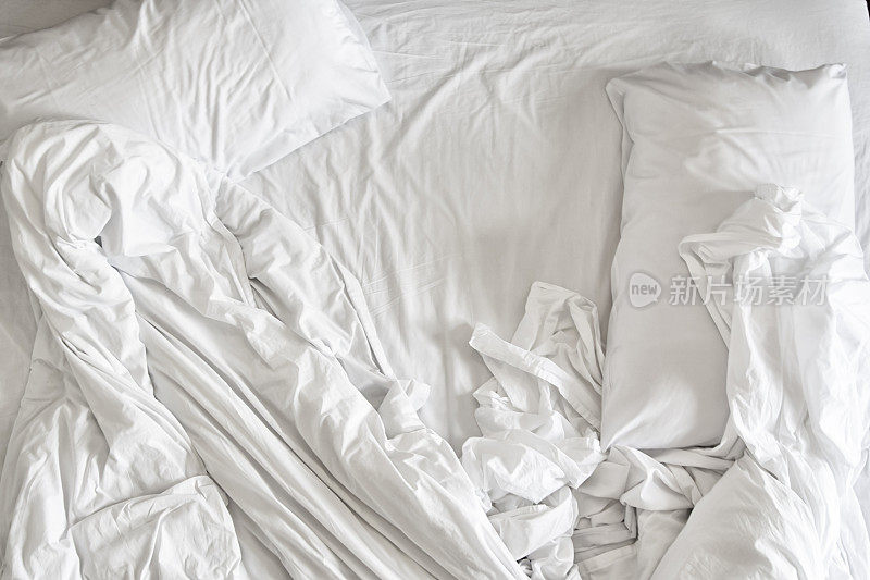 俯视图白色床单和枕头，白色织物褶皱纹理