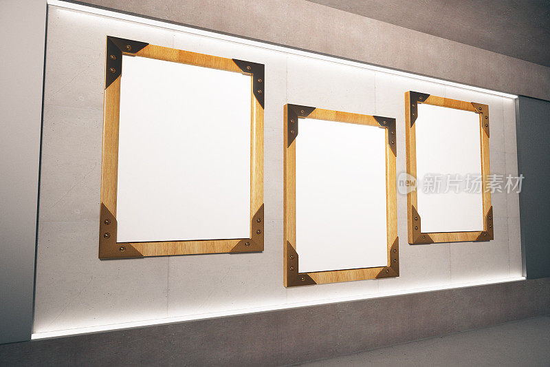 空荡荡的房间里，米黄色的墙上挂着空白的木制画框