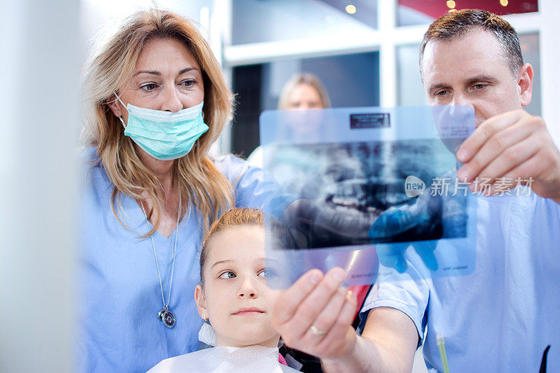 牙科医生在牙科诊所看病人的x光图像。