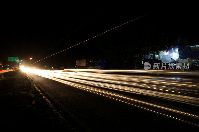灯光在印度孟买的街道上摇曳。