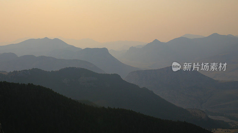 紫色烟雾日落阿布萨罗卡山背景，怀俄明州