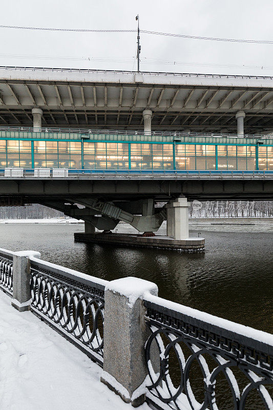 横跨莫斯科河的地铁大桥。
