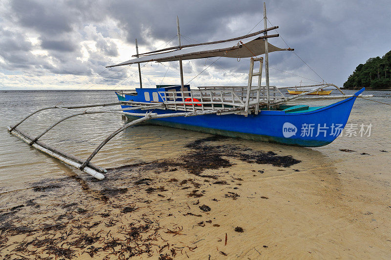巴郎盖或邦加船搁浅在海滩上。蓬Ballo-Sipalay-Philippines。0325