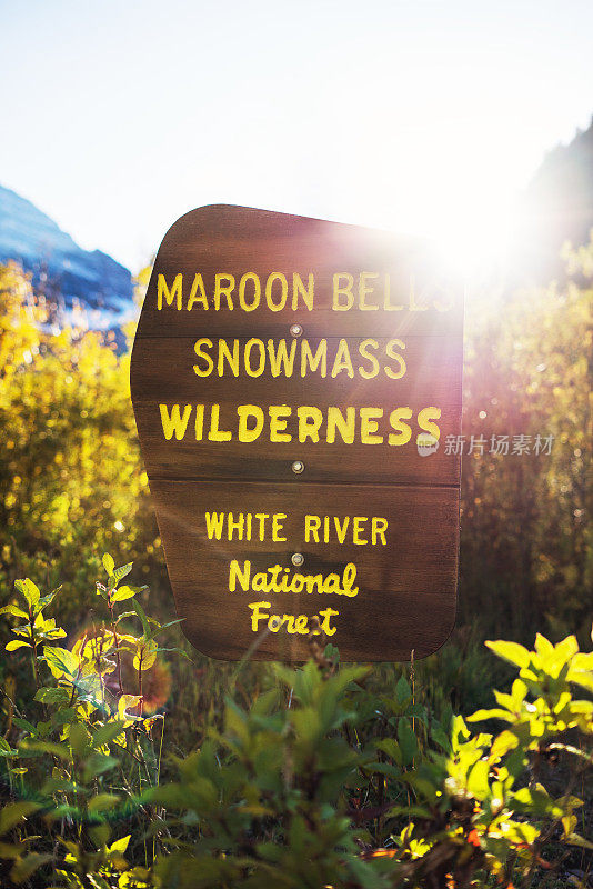 栗色铃铛-雪堆荒野地区标志，科罗拉多州，美国