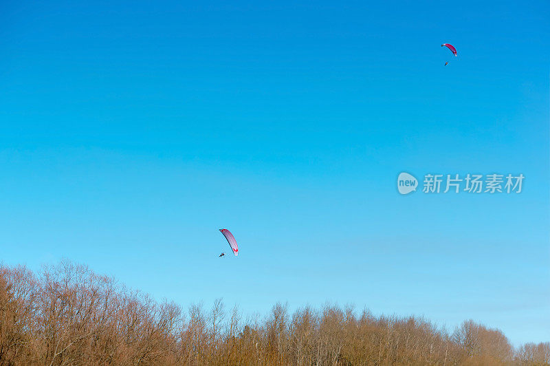 乘坐滑翔伞飞行，乘坐机动滑翔伞从事运动，滑翔伞爱好者喜欢飞行
