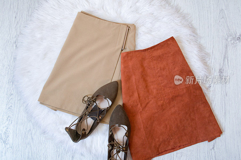棕色和米色麂皮裙，棕色鞋。时尚的概念。