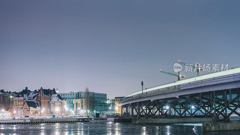 施普雷河和S-Bahn火车城市景观，柏林，德国