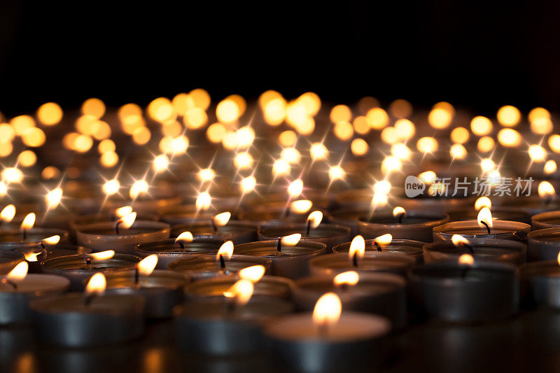 茶蜡蜡烛。美丽的圣诞庆典，宗教或怀念的烛光形象。浪漫的烛光守夜