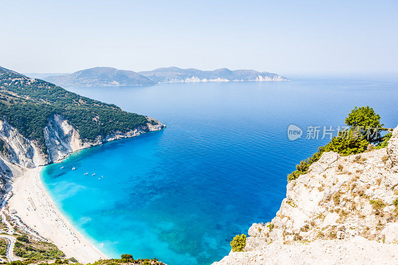 美丽而著名的Myrtos海滩。翡翠绿色的海洋。高角度，无人机视角。凯法利尼亚、希腊、欧洲。