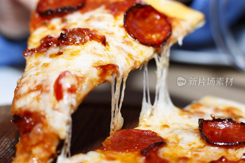 一张意大利辣香肠披萨的特写。意大利披萨。