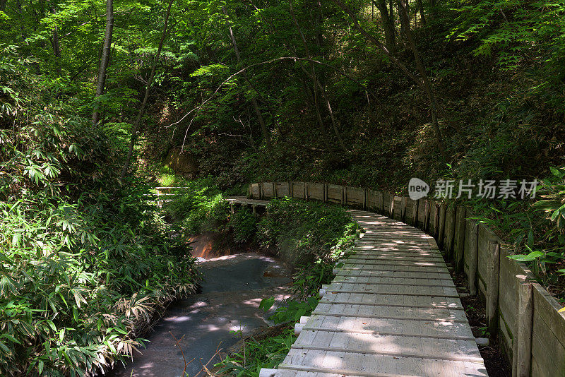 滚烫的奥云沼河从奥云沼池流过地狱谷