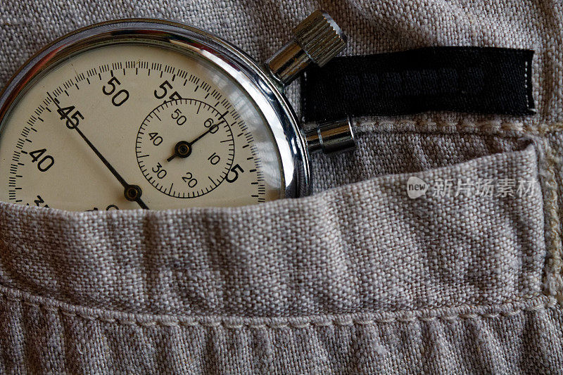 古董秒表，在破旧的亚麻布口袋里，价值计量时间，旧式时钟箭分，秒精确计时记录