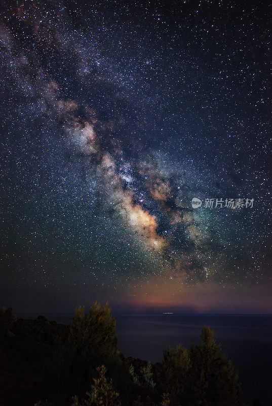 穿越爱琴海的银河。来自希腊哈尔基迪基卡桑德拉半岛的银河系。