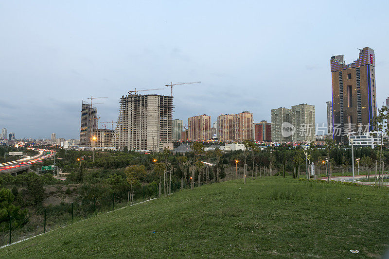 土耳其伊斯坦布尔，安纳托利亚河畔的atasehir，夜晚金融区附近的摩天大楼