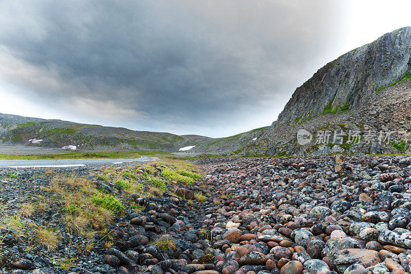 挪威芬马克，巴伦支海沿岸的岩石峭壁