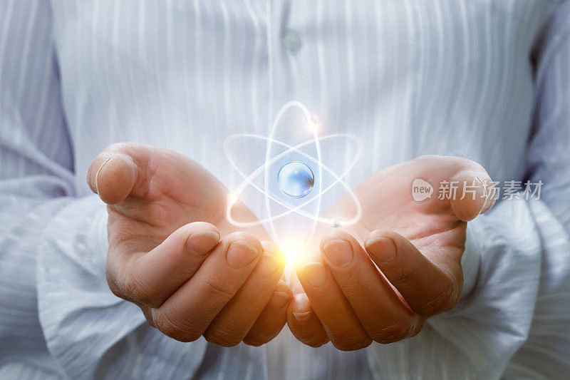 原子在手中。