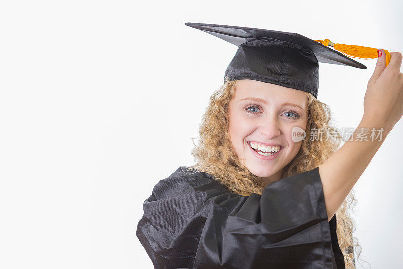 少女转身她的流苏，她摆着毕业帽和礼服