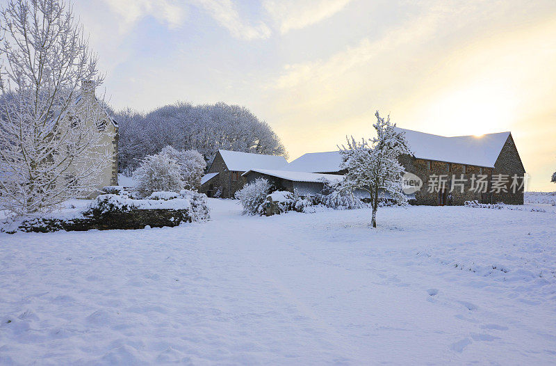 马努瓦庄园(18世纪)，位于法国布列塔尼。雪的场景。