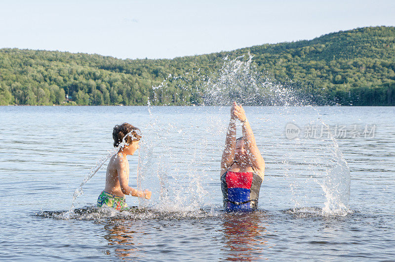 暑假期间，母子在湖中互相泼水