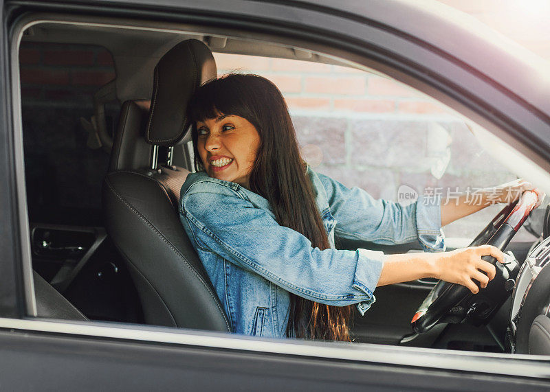 女孩正在停车。