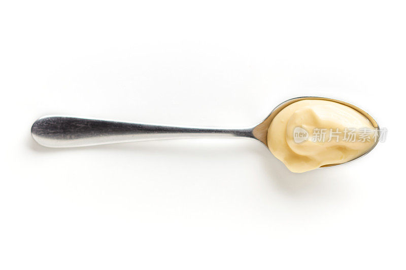 蛋黄酱在勺子里孤立在白色，从上面