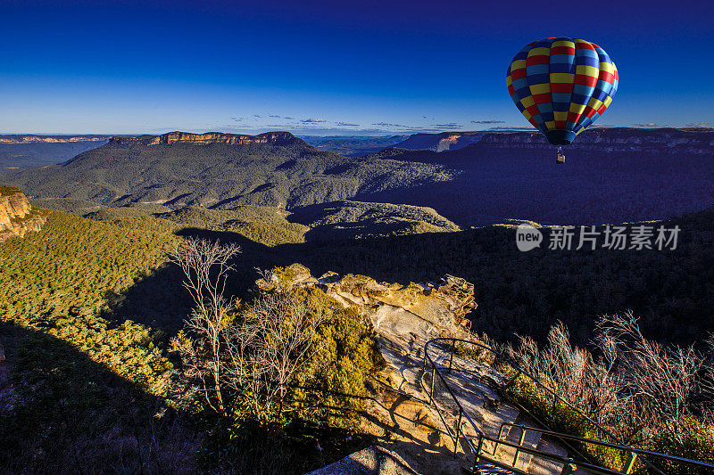 澳大利亚新南威尔士州蓝山上空的热气球