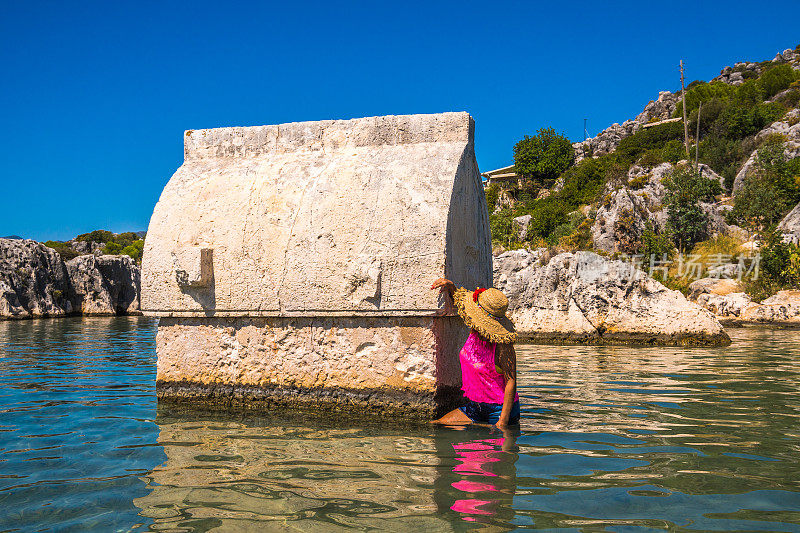 沉没的城市里的石棺。Kekova。