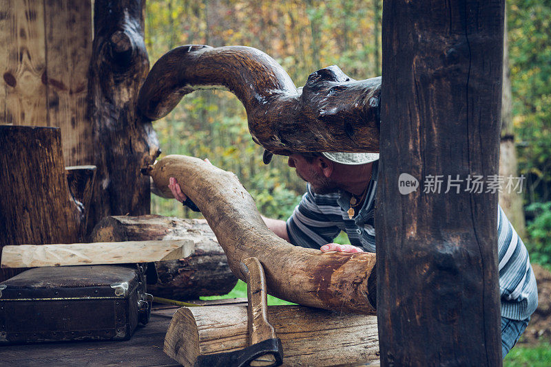 木匠在起作用。农村的场景