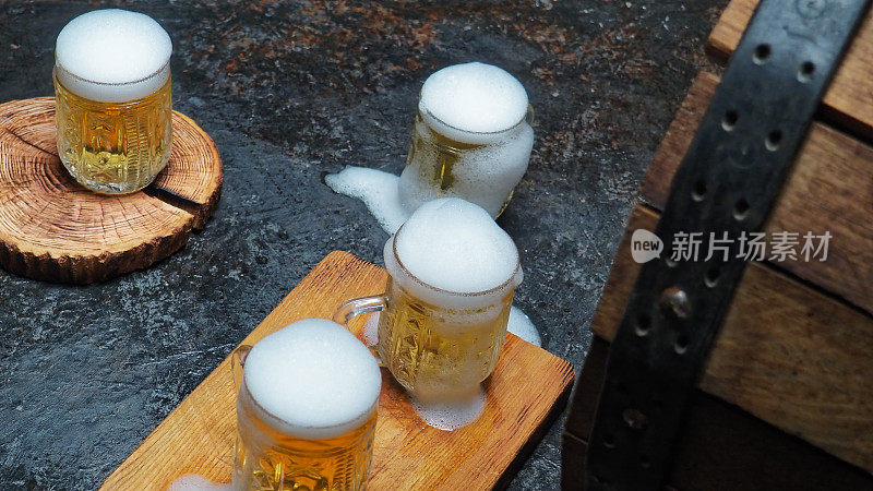 乡村酒吧柜台上的啤酒