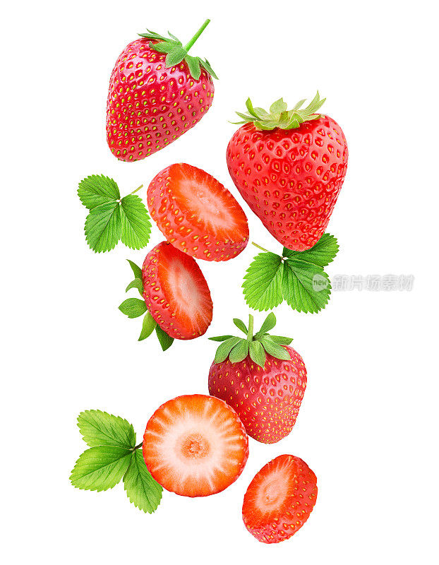落下的草莓孤立地落在白色的背景上
