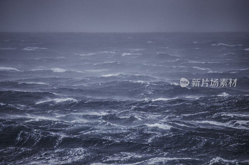 在波涛汹涌的北海