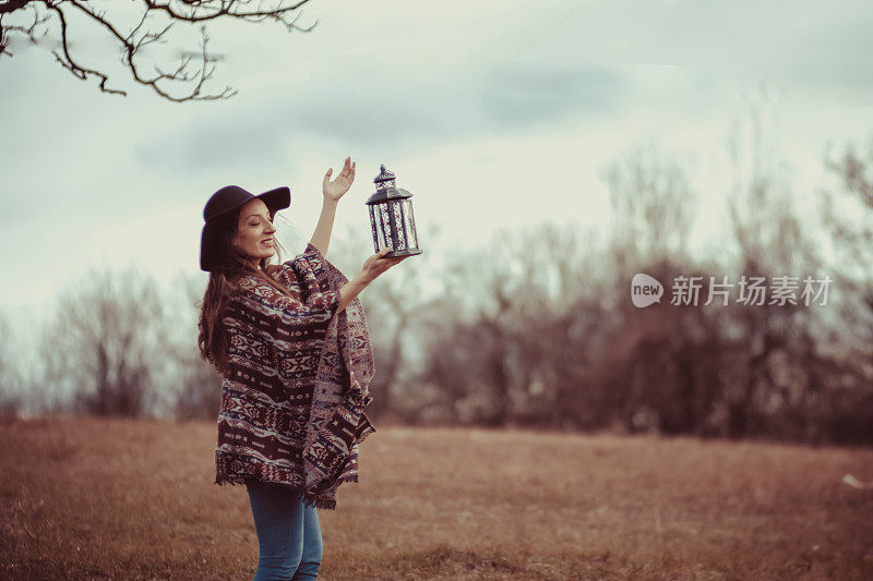 穿着雨披的女人俯瞰着风景