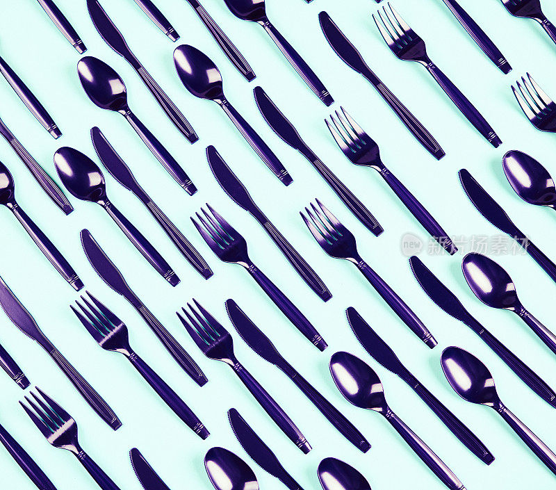 紫外线静物画。紫色塑料餐具背景