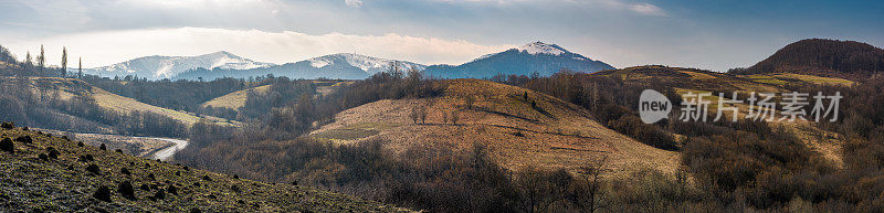 春天博尔扎瓦山脊的全景