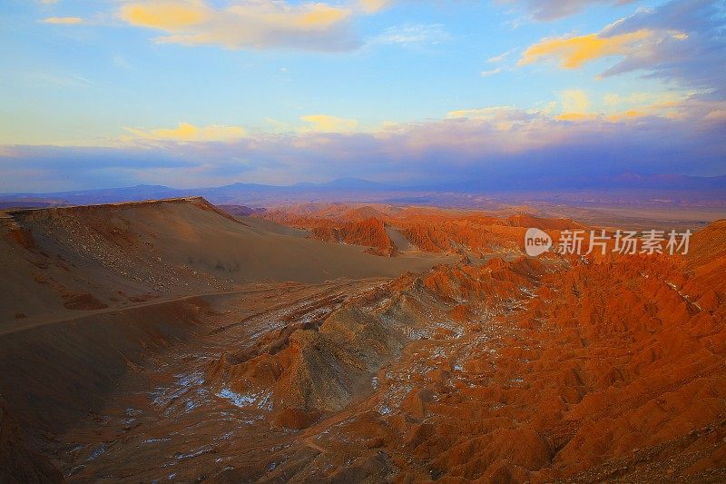 阿塔卡马沙漠月亮谷——月亮谷和死亡谷——死亡谷——在金色的夕阳下，在富有戏剧性的空灵色彩的月亮表面景观，异国情调的火山和田园般的阿塔卡马沙漠，火山景观全景-智利