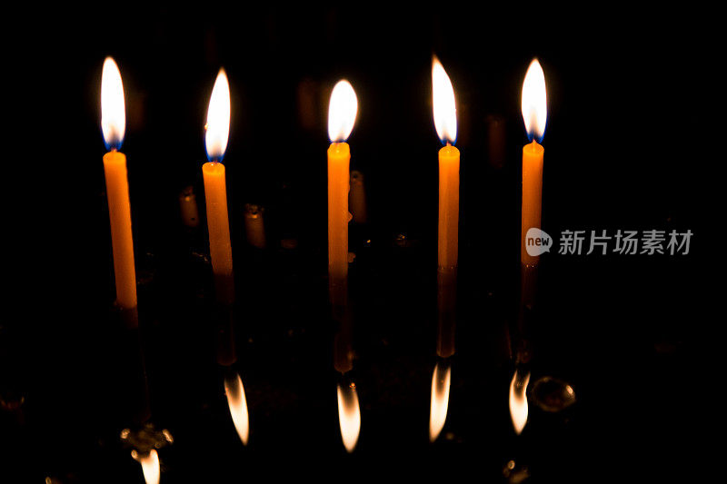 天主教堂内祈祷蜡烛排成一排燃烧着