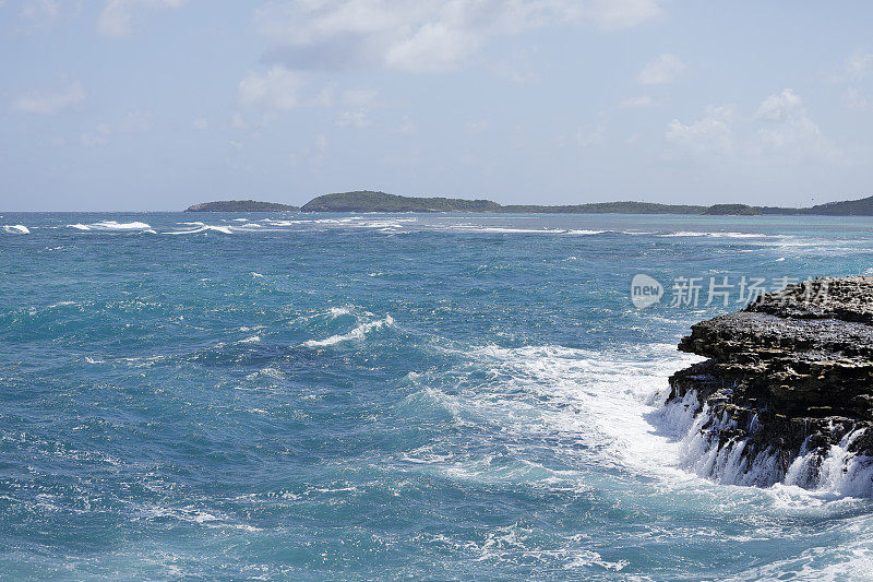 海浪袭击安提瓜多岩石的海岸线