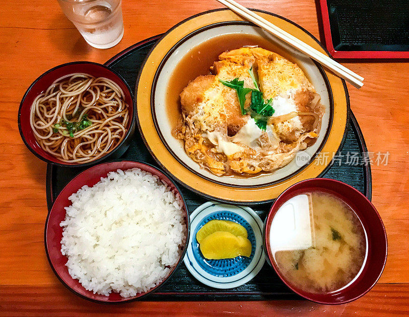 日本“胜toji”午餐在托盘上的桌子