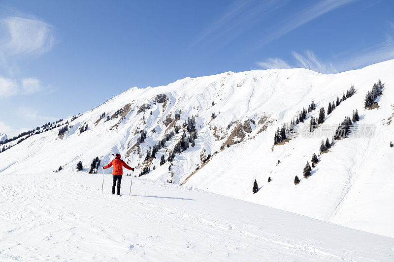 雪山中的女徒步旅行者