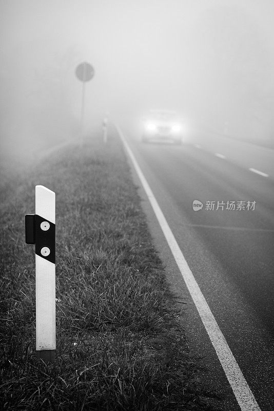 乡村道路上有浓雾，迎面驶来的车辆