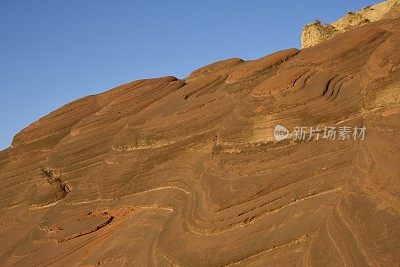 壮观如波涛般的丹霞地貌