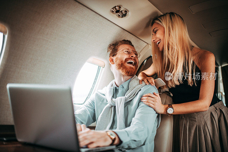 一对年轻的富有夫妇在一架私人飞机上一起工作