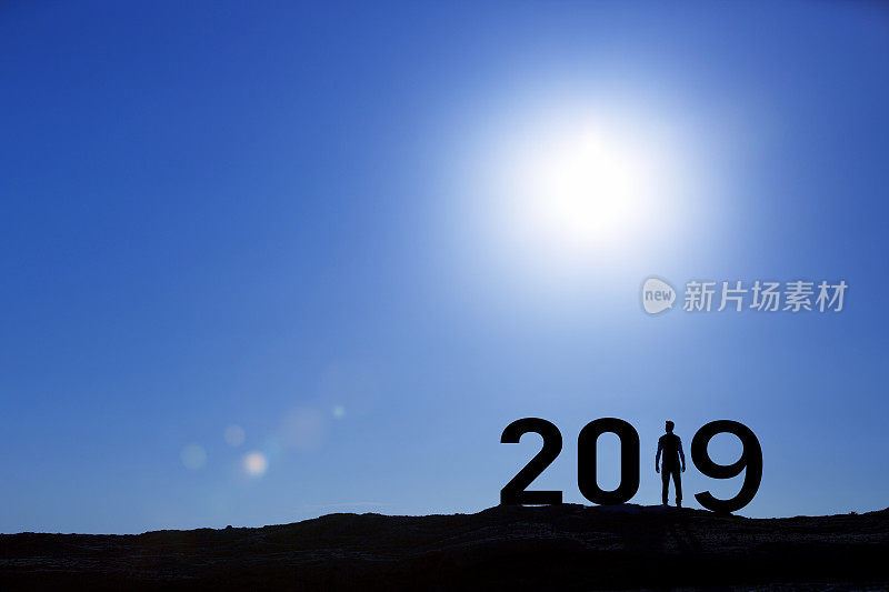 人们在山上享受2019年，同时庆祝新年