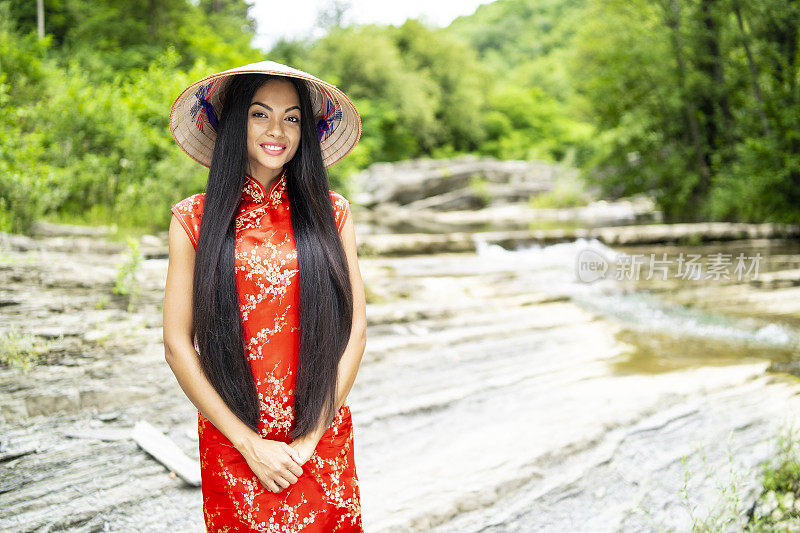 穿着中国传统服饰的优雅年轻女子