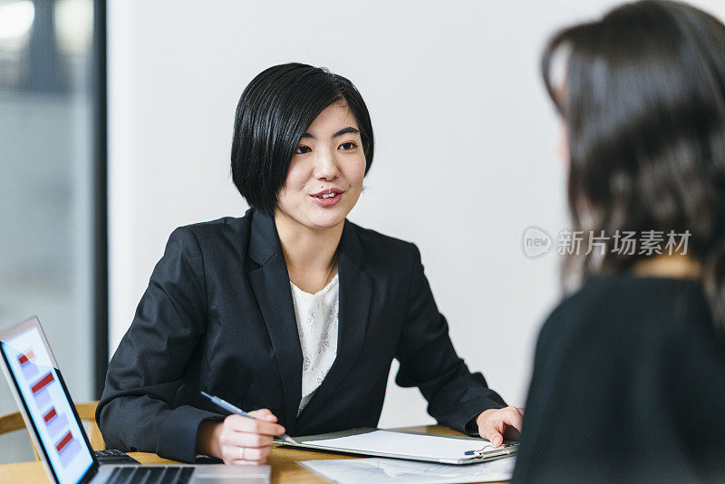 日本商业顾问在家里给她的客户提供建议