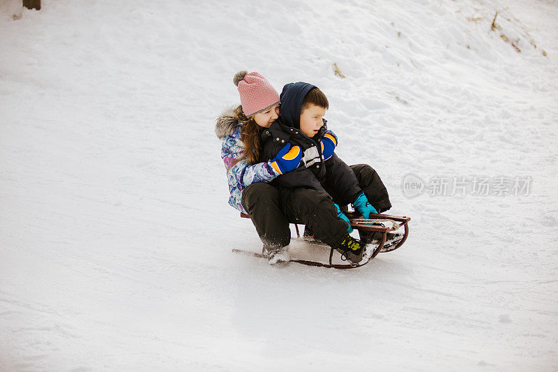 哥哥和妹妹在雪橇上