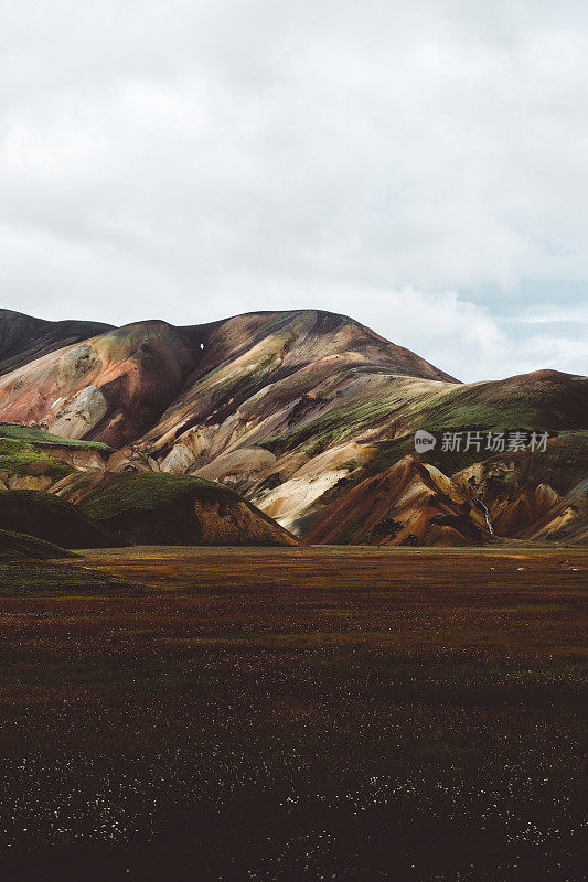 日出在风景如画的landmanalaugar山谷在冰岛高地