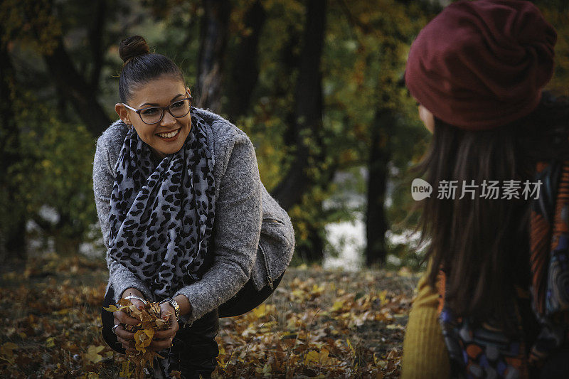 女人带着秋叶