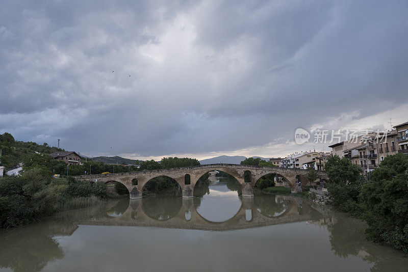西班牙普恩特拉雷纳的罗马式大桥