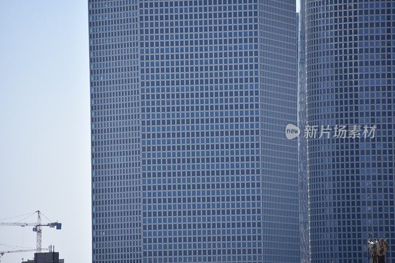 特拉维夫市一座桥上的阿兹列里建筑